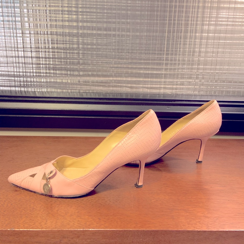 Light pink Versace pumps with Medusa charms